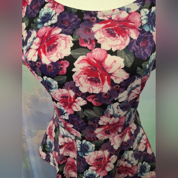 Charlotte Russe Black Pink Floral Cut Out Chic Back Peplum Short Sleeve Blouse - Picture 2 of 4